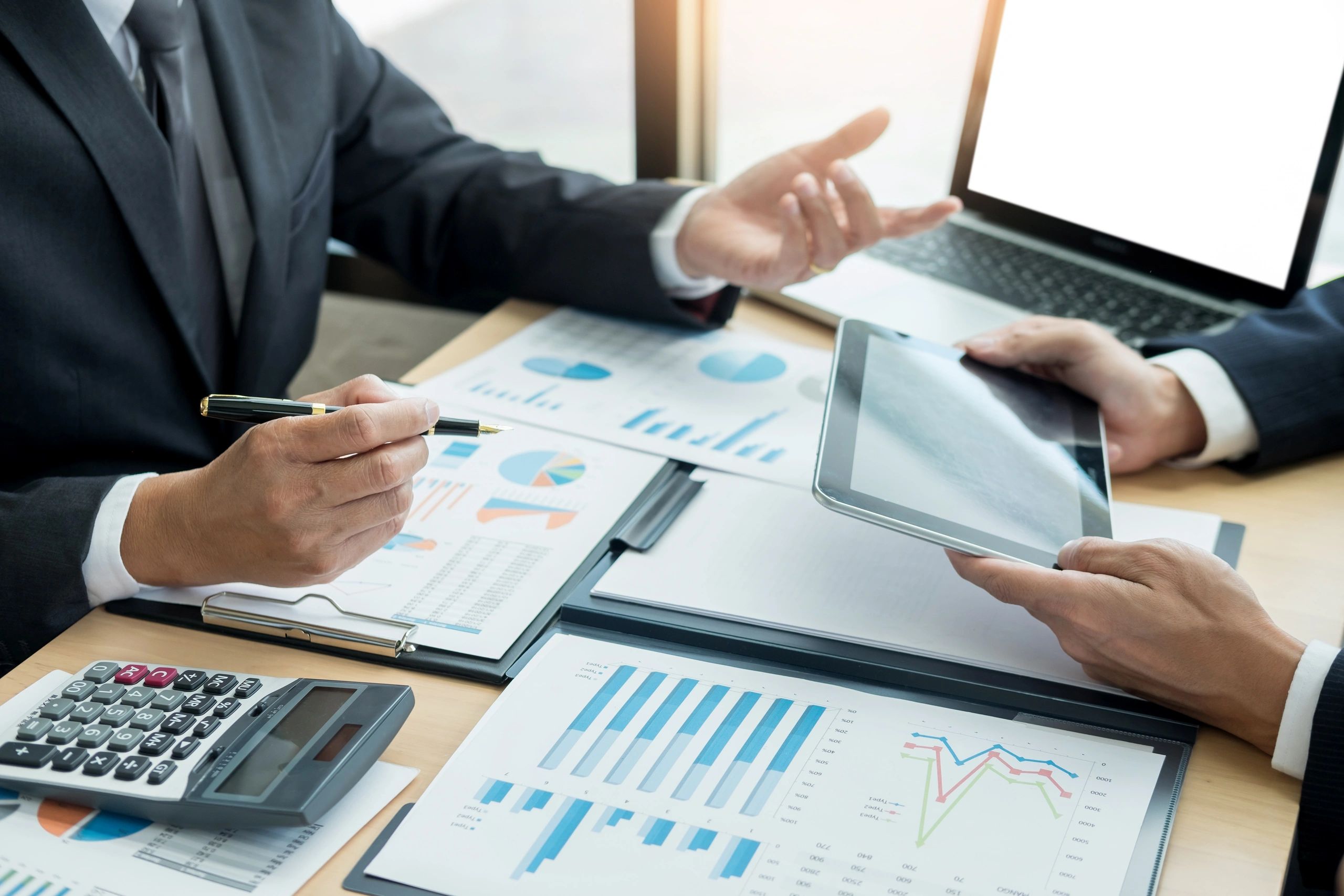 Consulenza fiscale in studio: professionisti al lavoro con tablet e documenti