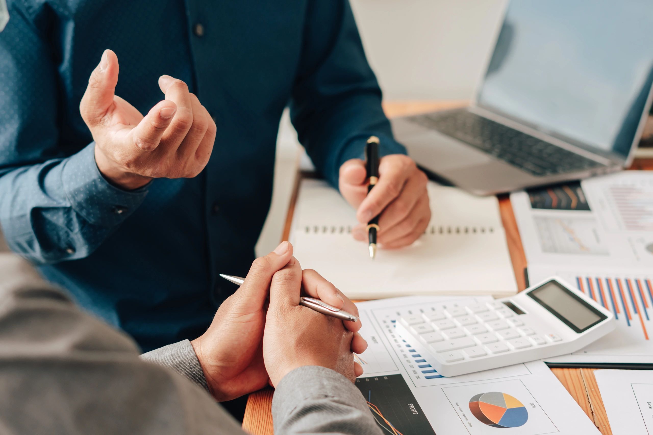 Riunione di consulenza con team al lavoro su documenti