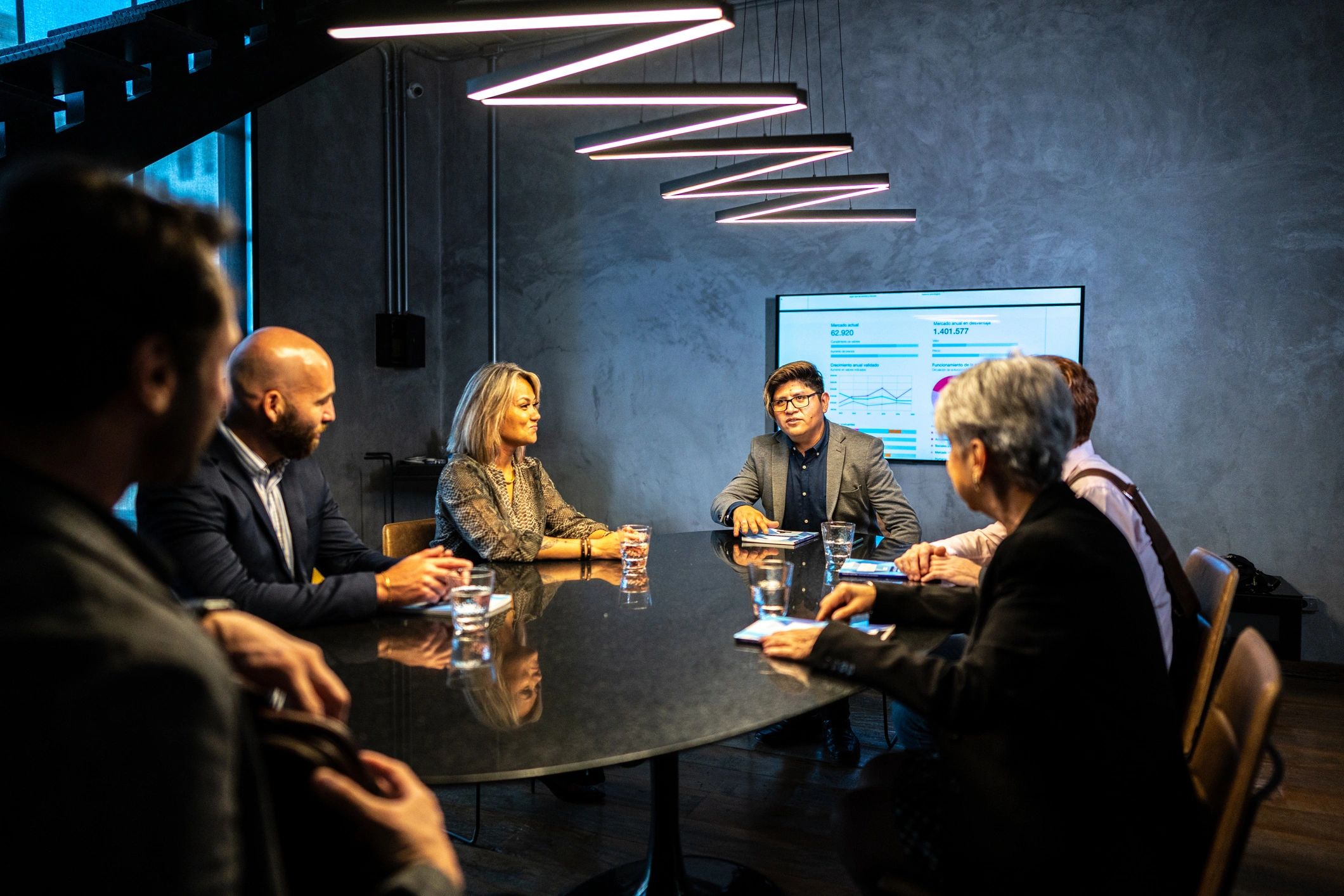 Team in riunione per consulenza aziendale