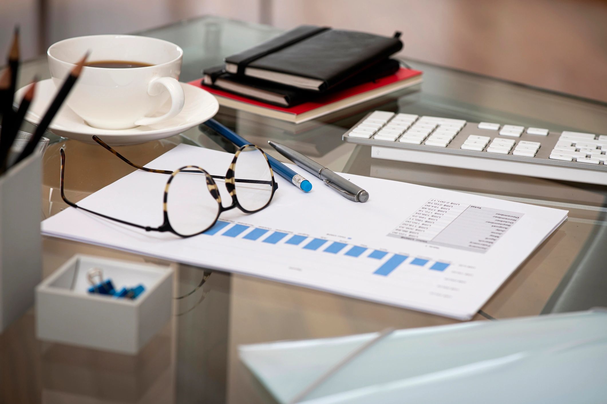 Grafici e analisi finanziaria su scrivania
