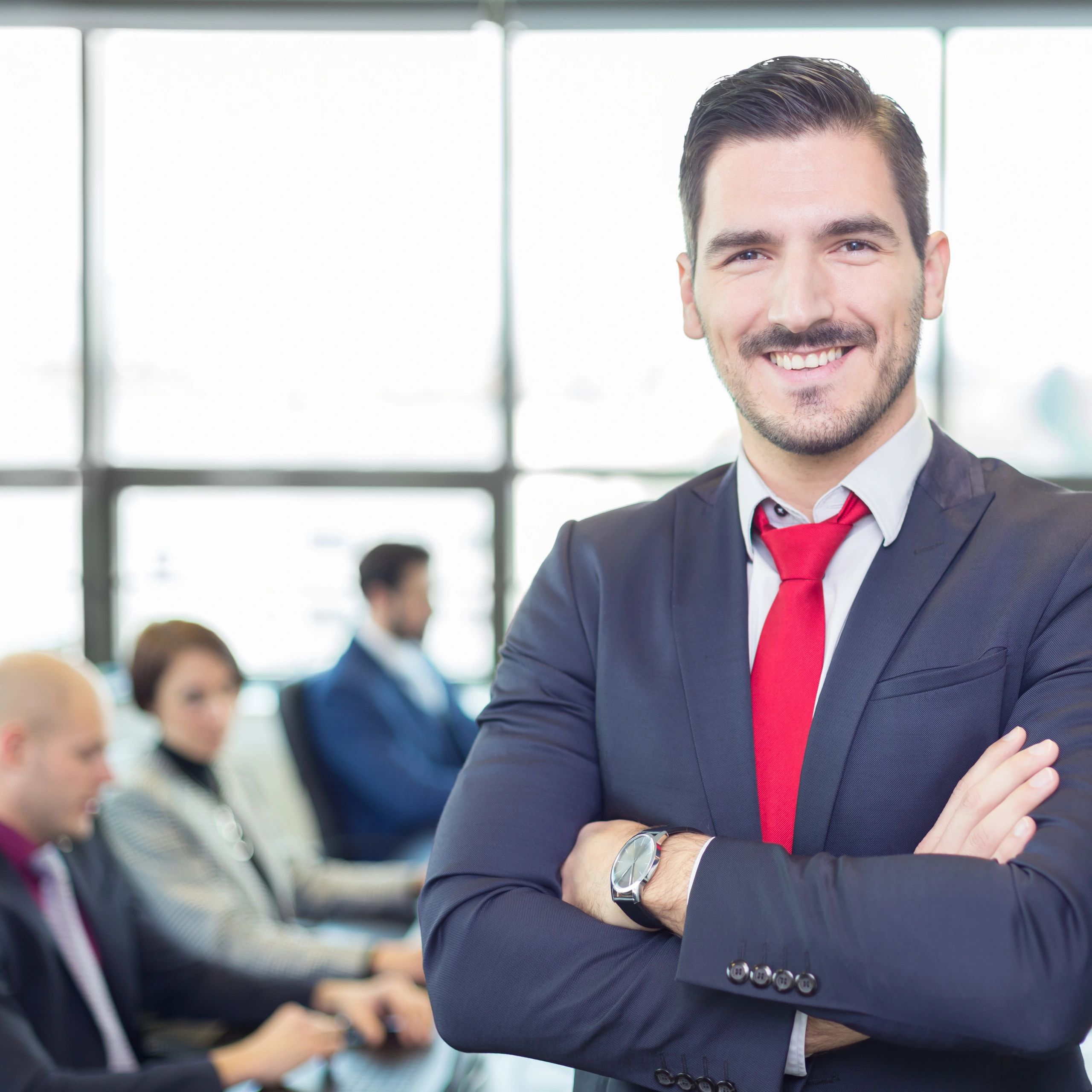 Professionista in ufficio con team sullo sfondo